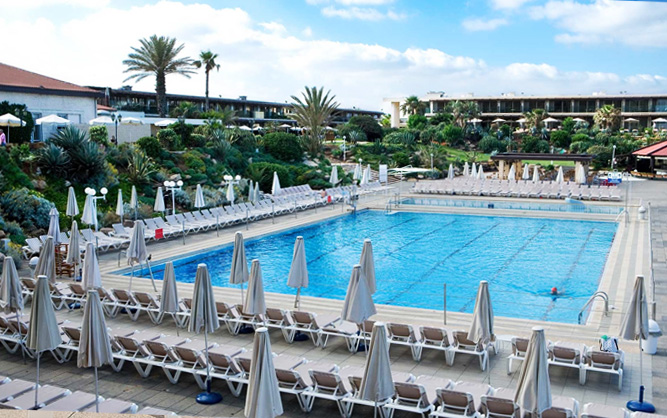 dan accadia pool picture 