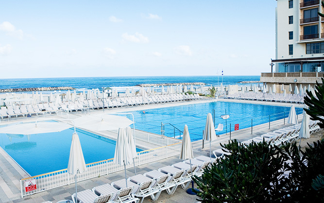 תמונה של בריכת המלון