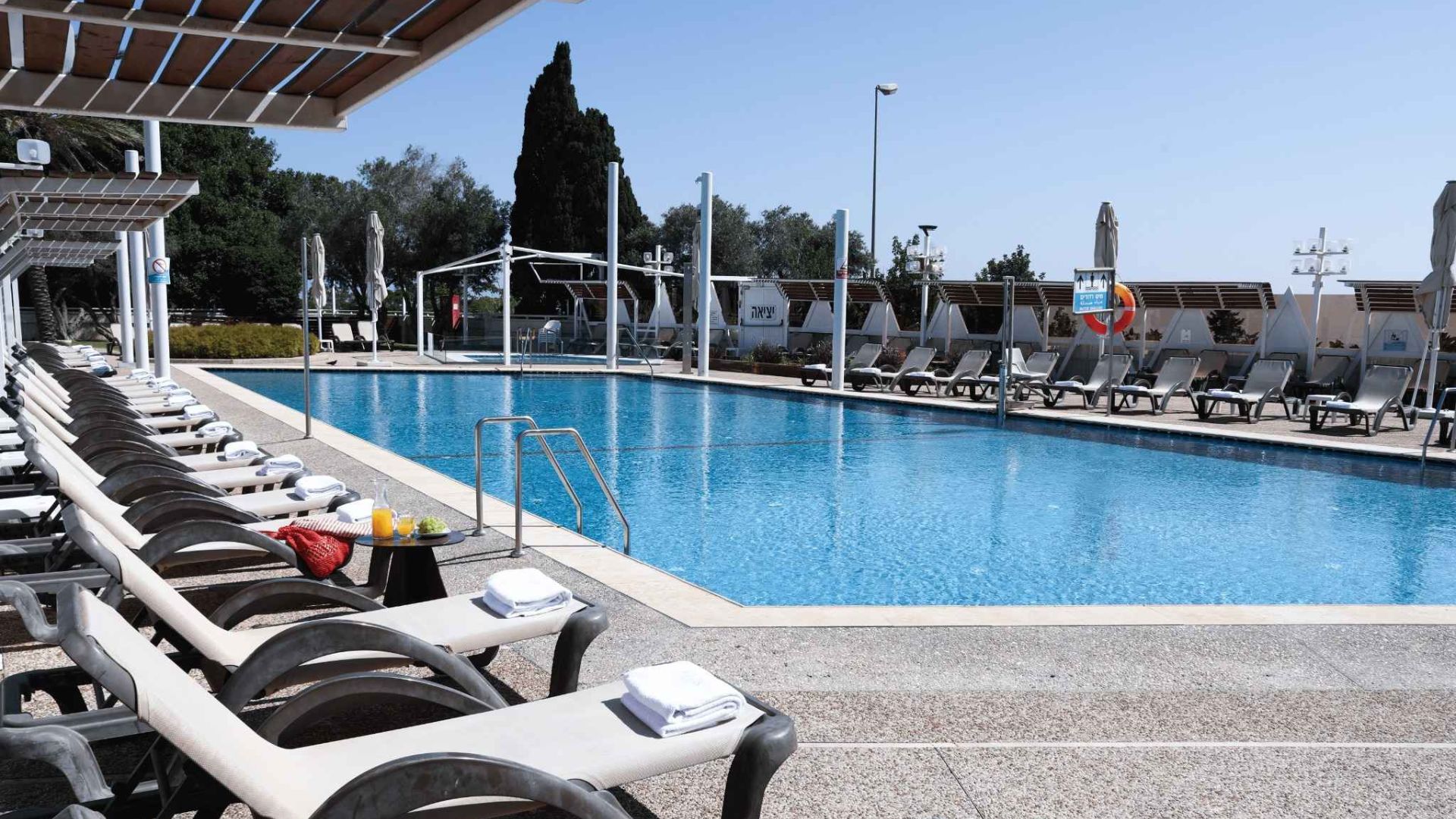  Dan Panorama Haifa swimming pool