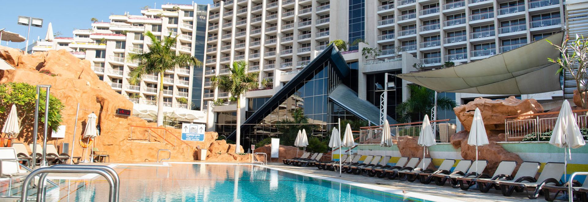 Dan Eilat pool and hotel 