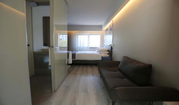 Queen corner plus room picture 