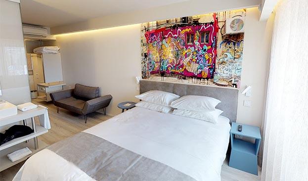 Queen corner plus room picture