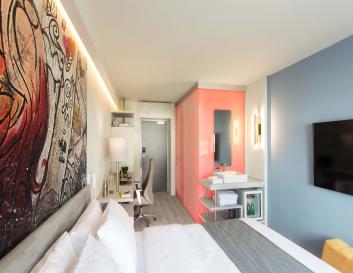 Queen corner plus room picture